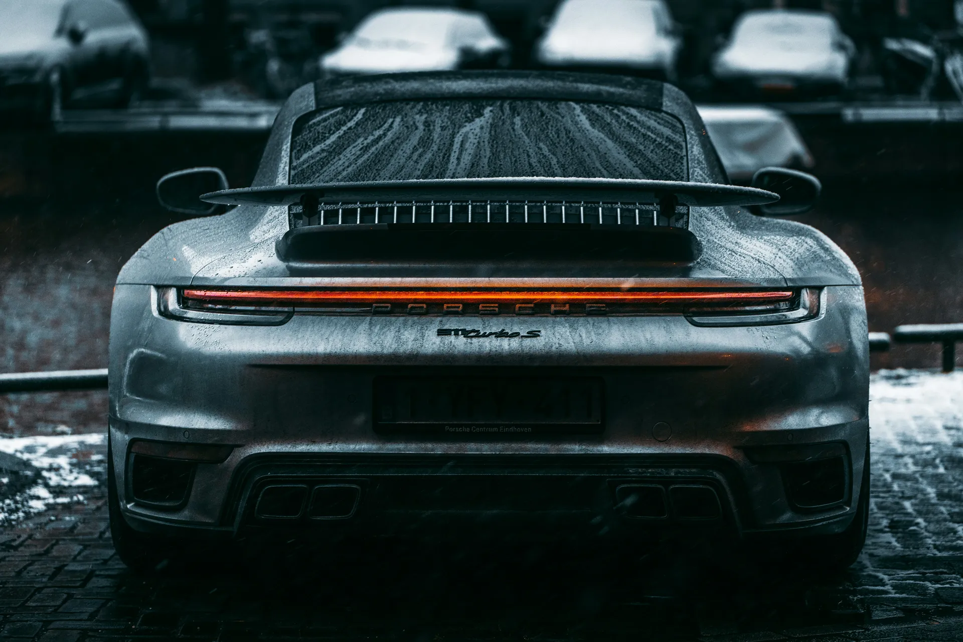 Model van een automerk in de hero van de website